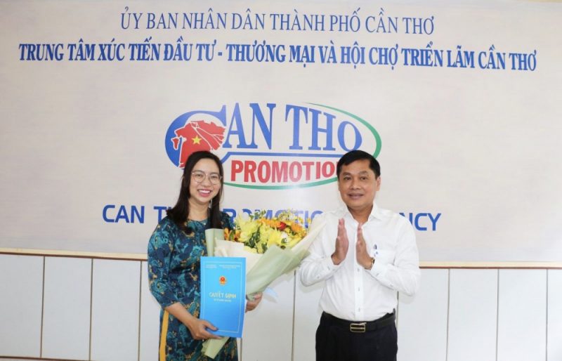 Trao quyết định bổ nhiệm Phó Giám đốc Trung tâm Xúc tiến Đầu tư - Thương mại và Hội chợ Triển lãm Cần Thơ 